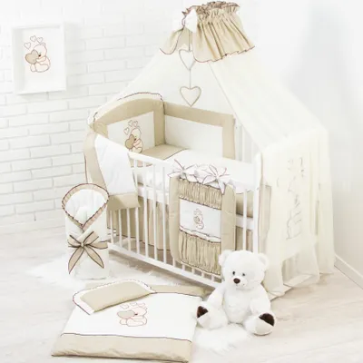 Produktbild von Babybettwäsche Komplettset 18 Teilig ohne Bett für Bettchen in Größe 70x140 aus 100% Baumwolle bestickt mit einem Teddybär mit Herz inkl. Moskitonetz Dunkelbeige