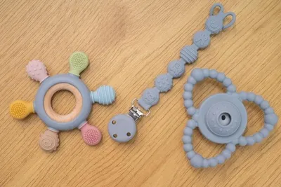 Produktbild von Lorelli Silicone Pacifier Holder – Silikon-Schnullerhalter 0+ Monate, elastisches Band, BPA-frei, für Kleidung, Yellow/Pink/Grey/Green/Beige