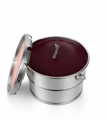 Zdjęcie produktu dla Zestaw 2 świec ogrodowych Rustik Lys – kolor bakłażanowy – świece w puszkach 18 x 14 cm – czas palenia 50 godzin – świece do ogrodu i na taras