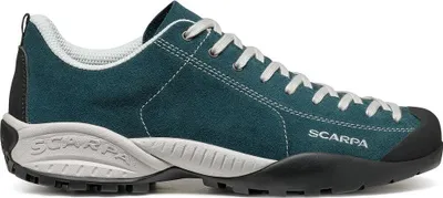 Dunkelgrüner Scarpa Mojito Schuh mit weißer Schnürung und grauer Sohle aus Wildleder