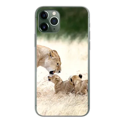 Produktbild von MuchoWow® Handyhülle Schutzhülle Hülle für iPhone 11 Pro Löwe - Gras - Junge - Familie Silikon Softcase Handy Hülle - Handy