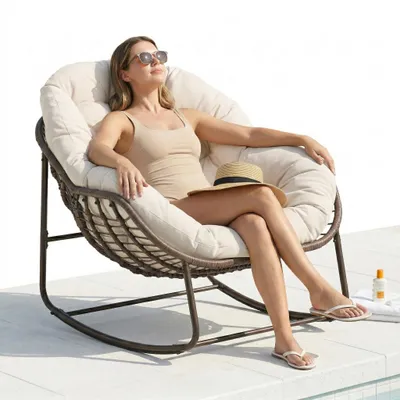 Produktbild von LVHOM Schaukelsessel Garten mit gepolstertem Kissen, Rattanstuhl mit Stahlrahmen, Schaukelstuhl Outdoor Loungesessel, Sessel für Balkon, Creme-Weiß