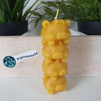 Produktbild von Bienenwachskerze vier Schweine aufeinander 9 cm