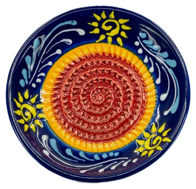 Produktbild von Kaladia Keramik Reibeteller handbemalt in Blau/Rot mit Sonne - Durchmesser ca. 12cm - spülmaschinengeeignet
