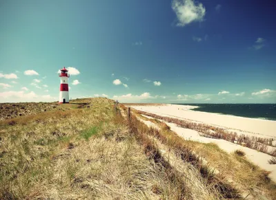 Produktbild von Maritime Fototapete mit Strand | Leuchtturm Fototapete mit Dünen in Blau Beige | Meer Tapete ideal für Badezimmer und Sc