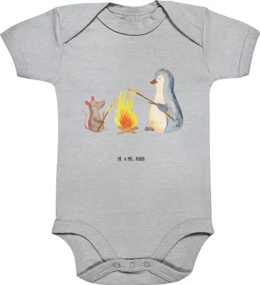 Produktbild von Mr. & Mrs. Panda Strampler Baby Pinguin Lagerfeuer 3. - 6. Monat - Heather Grey - Geschenk, babykleidung body, Maus, Babybody, Marshmallows, Grillen, overall, Job