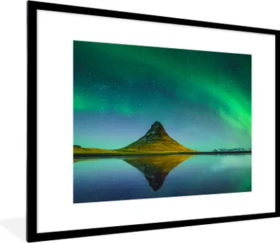 Produktbild von MuchoWow® Gerahmtes Poster Nordlicht - Berge - Wasser - Island - Natur 80x60 cm - Poster mit Schwarzem Bilderrahmen Wandposter Rahmen Foto Bilder - Schlafzimmer-Dekorationen - Fotoposter