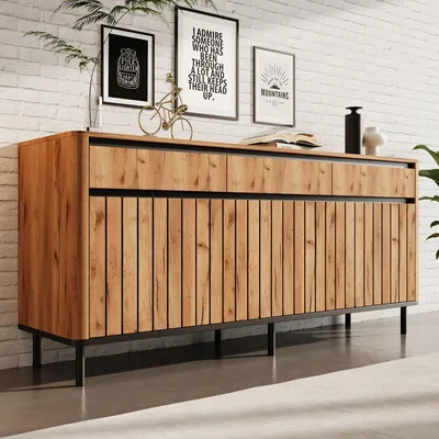 Obrázek produktu pro Komoda Merax s 3 zásuvkami a 3 dvířky s lamelovým vzorem, vyrobená z MDF s zaoblenými hranami. Skříň do obývacího pokoje s 6 kovovými nohami, s povrchovou úpravou imitující dubové dřevo