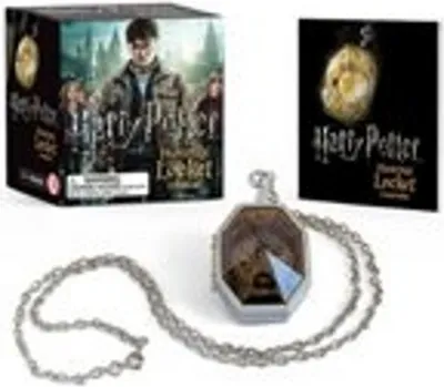 Immagine prodotto di Kit medaglione Horcrux e libro di adesivi di Harry Potter [Con medaglione Horcrux]