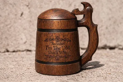 Produktbild von Eichenholz-Bierkrug mit Deckel „Because I'm DM“ – Krug für den Dungeon Master | Geschenk für einen Dungeons & Dragons-Fan
