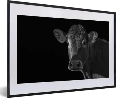 Produktbild von MuchoWow® Gerahmtes Poster Kuh - Tiere - Schwarz - Weiß - Porträt 60x40 cm - Poster mit Schwarzem Bilderrahmen Wandposter Rahmen Foto Bilder - Schlafzimmer - Plakat in Rahmen - Drucken