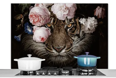 Produktbild von KitchenYeah®  Spritzschutz Küche - Küchenrückwand - Wandschutz für Herd und Spüle - Tiger - Blumen - Porträt 120x80 - Alu-Dibond (Alternative zum Spritzschutz aus Glas) - Hitzebeständig - Herdspritzsc