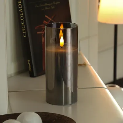 Produktbild von LED Kerze im Glas - Windlicht - Echtwachs - flackernde 3D Flamme - Timer - H: 17,5cm - rauchgrau