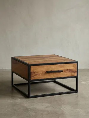 Frontalansicht des quadratischen Couchtisches aus Holz und Metall. Der kompakte Wohnzimmertisch im Industrial Style bietet eine praktische Schublade mit schwarzem Eisengriff._#sku_BARWL5.623#