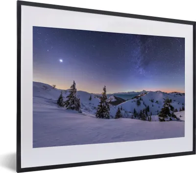 Produktbild von MuchoWow® Gerahmtes Poster Winter - Schnee - Nacht - Bäume 40x30 cm - Poster mit Schwarzem Bilderrahmen Wandposter Rahmen Foto Bilder - Bilderrahmen - Poster im Rahmen