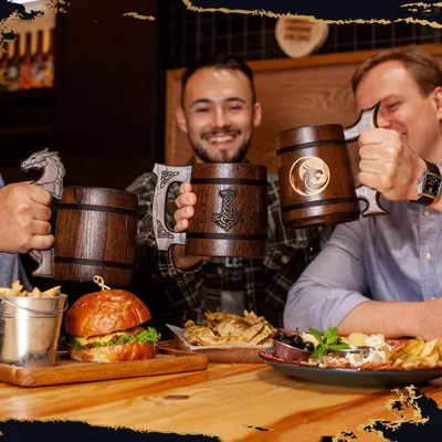 Produktbild von Eichenholz Bierkrug Thor - Wikinger Geschenke für Männer - Weihnachtsgeschenk für Männer - Edelstahlkrug - 1L -