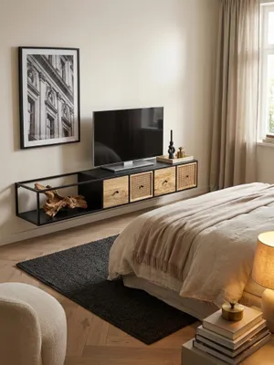 Aufsicht auf das Design TV-Lowboard mit schwarzem Metallrahmen und Schubladen aus Holz und Rattan, das als schwebendes Element im Raum wirkt._#sku_SAFWL6.588#