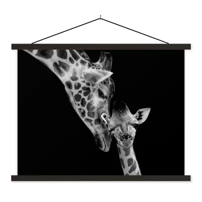 Produktbild von MuchoWow® Textilposter Porträt - Giraffe - Tiere - Schwarz - Weiß 60x45 cm mit schwarzem Rahmen - Poster Schlafzimmer