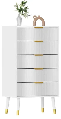 Image de Commode moderne à façades rainurées - Commode haute en bois à 5 tiroirs - Poignées dorées - 60 x 39 x 105 cm - Pour la chambre à coucher ou le salon - Blanc