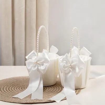 2er-Set Blumenmädchenkörbe aus Satin, weiß, mit Perlenhenkel