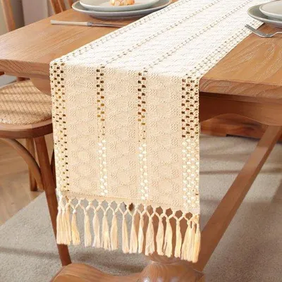Produktbild von Boho Macramé Tafelloper mit Stiften für elegante Tischdekoration aus Bambus