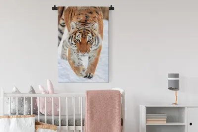 Produktbild von MuchoWow® Wandteppich Wandbehang Tiger - Jagd - Schnee 60x90 cm Tapisserie Dekoration Wandtuch - Foto-Teppich - Abwaschbar