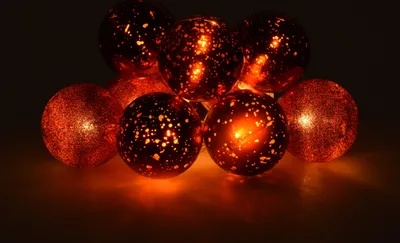 Produktbild von Lichterkette aus Christbaumkugeln - 230 cm - 10 LED Baumkugeln in rot - Weihnachts Deko Beleuchtung Tannenbaum Kugeln