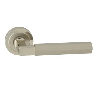 Produktbild von DOMINO Türgriff Drückergarnitur | Türklinke für Zimmertür, Bürotür, Kellertür & Innentür | Türbeschläge aus Messing | Perlnickel Türdrückergarnitur| HERA-R M7/M9