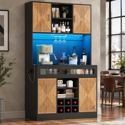Imagen del producto de Armario de cocina con iluminación LED y enchufes, armario de almacenamiento con puerta abatible de cristal y soporte para vasos, y armario para vinos con estante extraíble