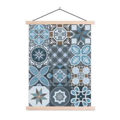 Produktbild von MuchoWow® Textilposter Design - Blume - Blau - Figuren 40x53 cm mit holzfarbenen Rahmen - Schlafzimmer