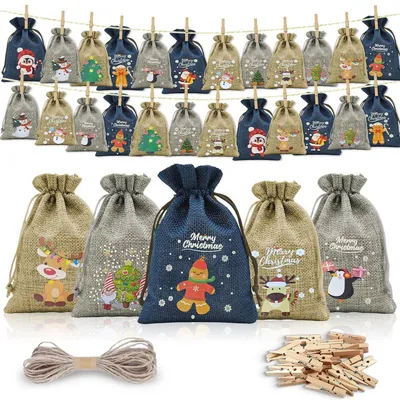 Productafbeelding van Adventskalender om zelf te vullen, van stof. Bevat 24 zakjes met clipjes en touw. Afmetingen: 20 x 14 cm