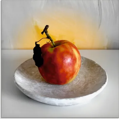 Produktbild von ARTland Glasbild Ein Apfel am Tag Größe: 40x40 cm
