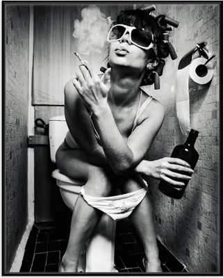 Produktbild von Wallario Wandbild Kloparty - Sexy Frau auf Toilette mit Zigarette und Schnaps, Größe: 40,30 x 50,30 cm, Poster mit schwarzem Aluminiumrahmen