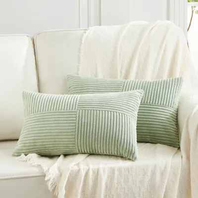 Produktbild von Set mit 2 salbeigrünen Cord-Kissenbezügen (50 x 70 cm). Weiche, moderne Dekokissenbezüge für Sofa, Schlafzimmer, Wohnzimmer und Bett.