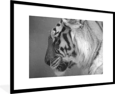 Produktbild von MuchoWow® Gerahmtes Poster Tiger - Tiere - Schwarz - Weiß 90x60 cm - Poster mit Schwarzem Bilderrahmen Wandposter Rahmen Foto Bilder - Wanddekoration - Fotos