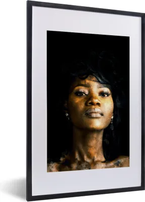 Produktbild von MuchoWow® MuchoWow® Gerahmtes Poster Frau - Farbe - Lehm 40x60 cm - Poster mit zchwarzem Bilderrahmen - Poster in Rahmen