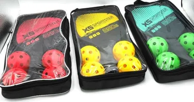 Image de Set de tennis en bois Jonotoys avec 4 balles, disponible en 3 couleurs