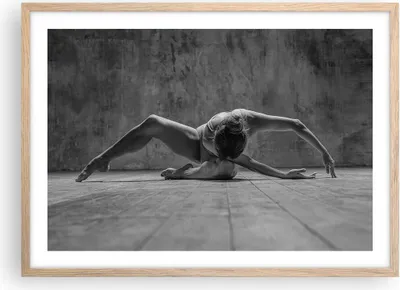 Produktbild von Gerahmtes Poster - Rahmen in heller Eiche - Tanz Schwarzweiß Frau - 70x50 cm - Wand Bild - Wanddeko - Wandbilder - Wandposter - Bilderrahmen - Bilder - Kunstdruck - Wandbild - P2NAA70x50-4352