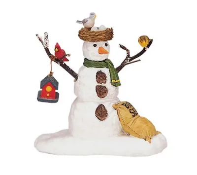 Schneemann trägt einen grünen Schal und hat als Augen und Knöpfe dunkle Steine oder Kohlen.