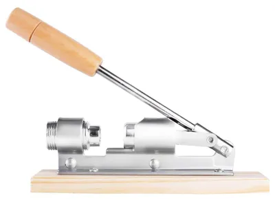Produktbild von Omgoods – Robuster Nussknacker mit Holzbasis