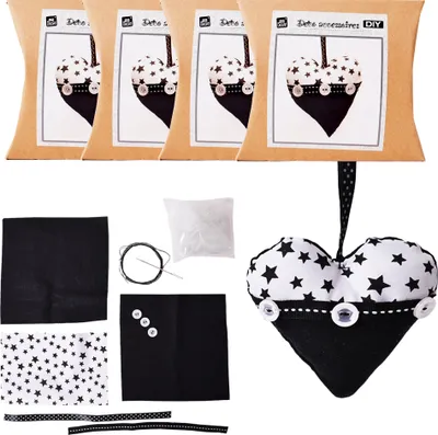 Produktbild von 4 Stück DIY Stoff Nähset Bastelset 44-teilig Herz Stoffherz Anhänger mit Accessoires ca.12 x 12 x 2 cm schwarz weiß