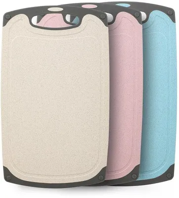 Imagen del producto de Conjunto de tablas de cortar antibacterianas Ibenzoa® (3 unidades) – 35 x 20,8 x 0,6 cm, plástico libre de BPA, con ranura para líquidos y orificio para colgar, antideslizante, color beige/azul/rosa