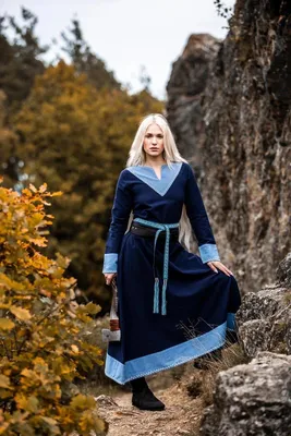 Produktbild von Wikinger Kleid blau V-Ausschnitt Kreuzstich "Jorunn" S