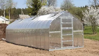 Obrázok produktu pre Skleník KLASIKA STANDART 20 (2,5 x 8 m) so základmi, 4 mm polykarbonátom a strešnými poklopmi s automatickým otváraním.