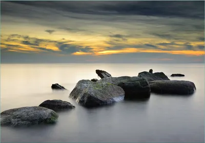 Produktbild von Wallario Fototapete Vliestapete, seidenmatte Oberfläche, einfache Verarbeitung, Größe 350 x 245 cm, Motiv Mystische Felsen im Meer