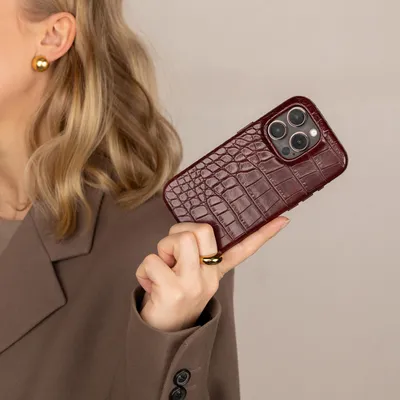 Zdjęcie produktu dla Etui Selencia Croco z MagSafe do Apple iPhone 17 – Burgundy