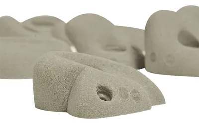 Klettergriffe aus grauem Material; speziell für Kinder; Teil des Didactics Kids Tic Tac Klettergriffsets von Entre Prises.