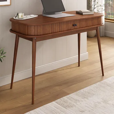 Produktbild von Schreibtisch JARI mit aufschiebbaren Fronten in Lamellenoptik, Kastanien farben - moderner Home Office Tisch aus Massivholz mit konischen Füßen, PC Tisch aus langlebigem Material