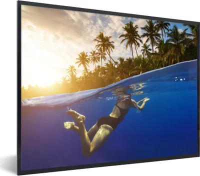 Produktbild von MuchoWow® MuchoWow® Gerahmtes Poster Meer - Schwimmen - Insel 80x60 cm - Poster mit zchwarzem Bilderrahmen - Schwarzem - Mit Gestell