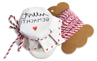 Produktbild von 25 MINI Marmeladendeckchen - selbst gemacht - Herzchen Gläserdeckchen Weiß zum Beschriften für selbstgemachte Marmelade, ideal für kleine Gläser, Recyclingpapier Abreißblock, 10m Garn, Justiergummi